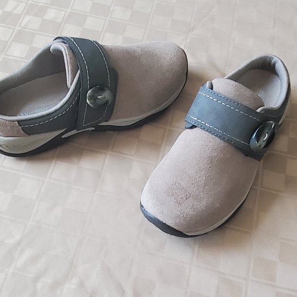 Boy's Tan Slip-on size 5- sold - Picture 2 of 4